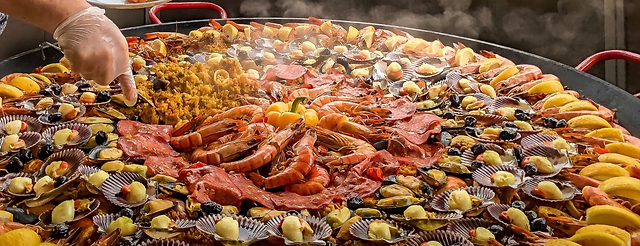 L’art de la paella : une symphonie de couleurs et de textures dans l’assiette