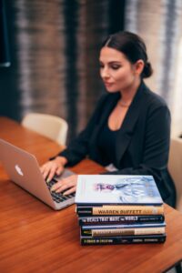 femme en blazer noir utilisant un MacBook Pro