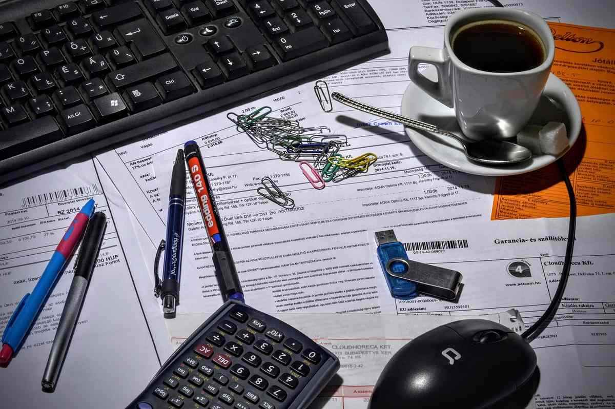 Un bureau d'entreprise avec calculatrice et dossiers financiers