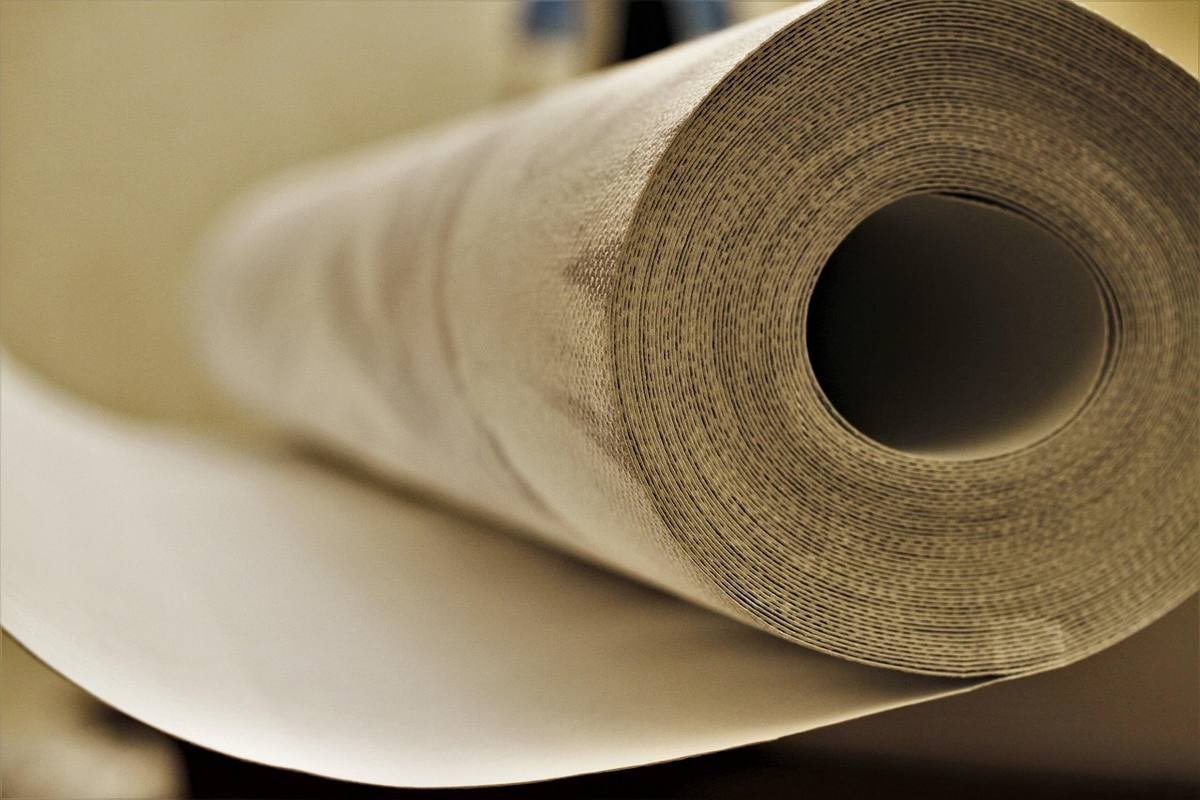 Papier roulé sur une surface, fond flou, texture visible