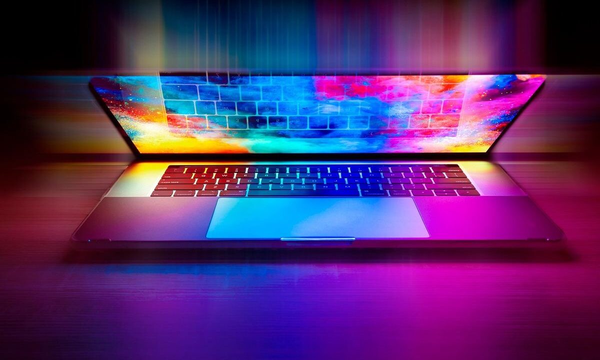Un ordinateur portable ouvert sur une surface, écran coloré et clavier visibles