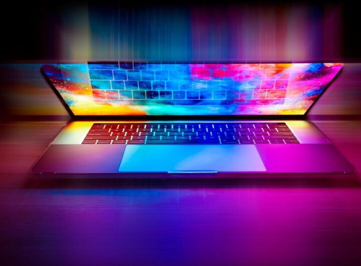 Un ordinateur portable ouvert sur une surface, écran coloré et clavier visibles